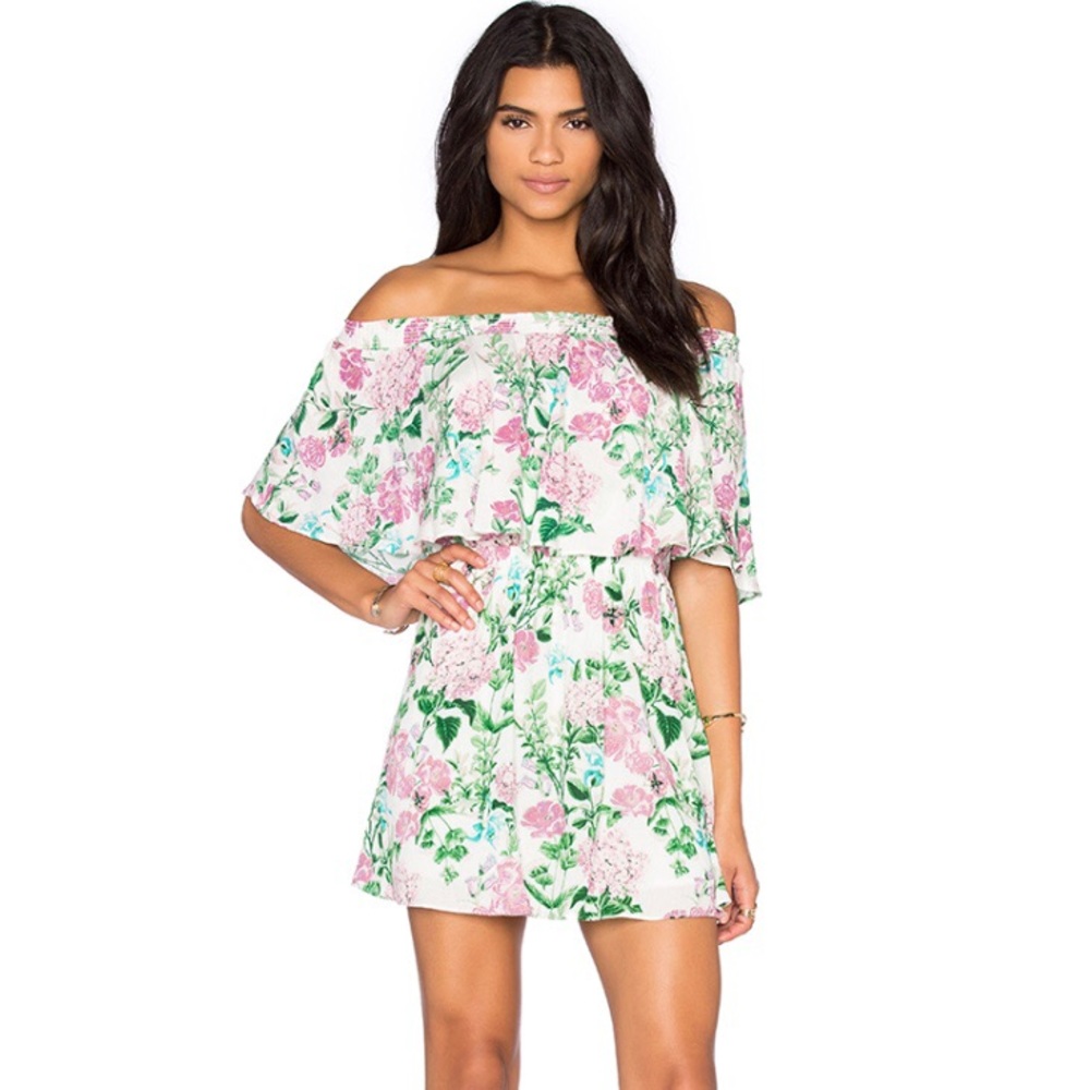 Showmeyourmumu  Sexy off the shoulder dress